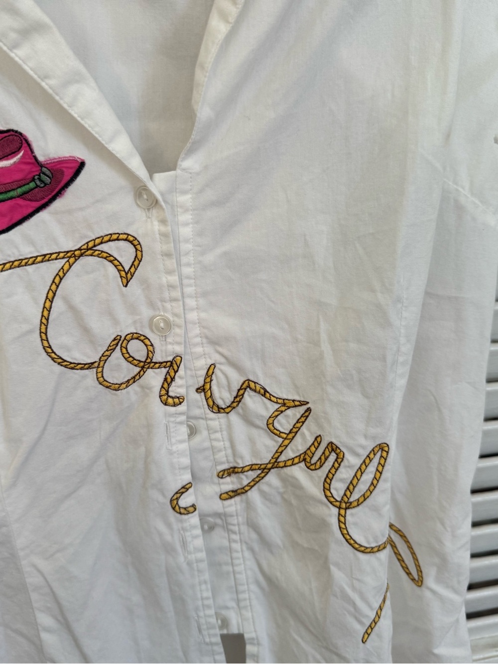 Just Class Vintage White 'Cowgirl' Button-Down Shirt with Pink Hat Embroidery - Picture 3 of 5